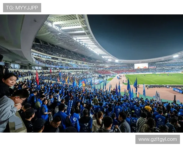 苏超球迷赛后 “最帅捡垃圾” 人走场净成文明标杆